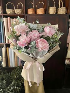 Bó hoa mẫu đơn Peony hồng kết hợp lá đô la bạc thơm mát