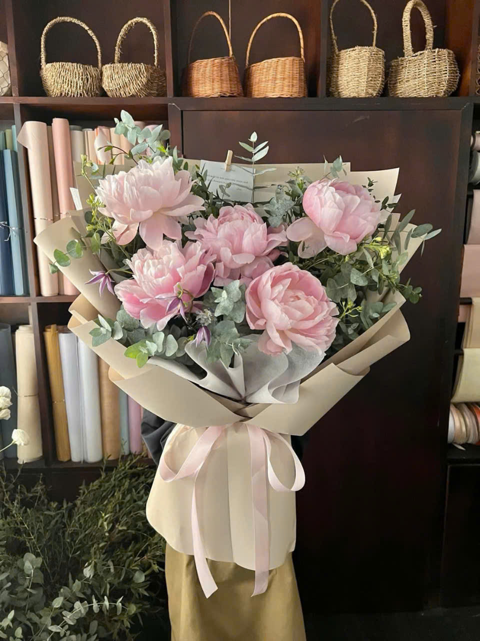Bó hoa mẫu đơn Peony hồng kết hợp lá đô la bạc thơm mát