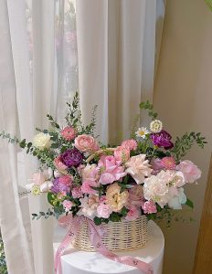 Giỏ hoa mix màu tone hồng tím chúc mừng sinh nhật bạn bè