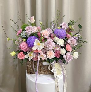 Giỏ hoa mix tone tím pastel nhẹ nhàng hiện đại