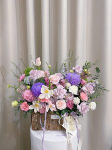 Giỏ hoa mix màu tím pastel phong cách Châu Âu hiện đại