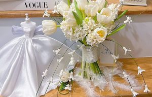 Bó hoa cưới Dạ Lang Hương Trắng mix Tulip Trắng nhập khẩu