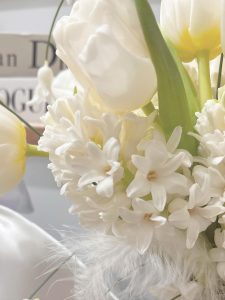 Mẫu hoa cưới Dạ Lang Hương Trắng mix Tulip Trắng phom tròn