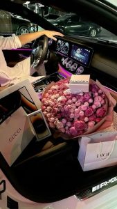 Bó hoa hồng tặng người yêu phong cách luxury đặt trong xe ô tô hạng sang - Sea Flora