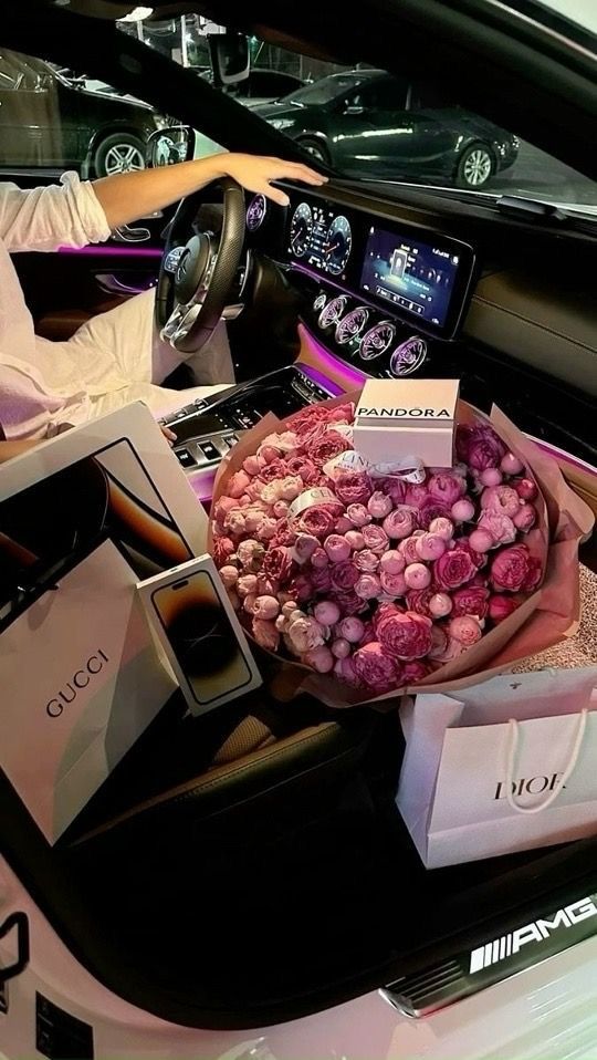 Bó hoa hồng tặng người yêu phong cách luxury đặt trong xe ô tô hạng sang - Sea Flora